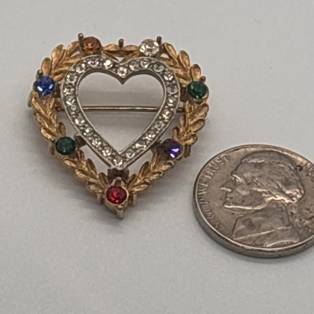 VTG JJ Heart Brooch Pin Rhinestone Laurel Wreath Multicolor Gemstones Gold Tone‎
